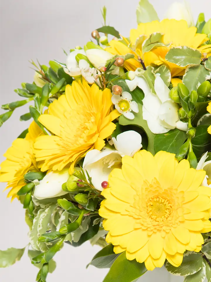 Bouquet di gerbere gialle e fiori bianchi particolari
